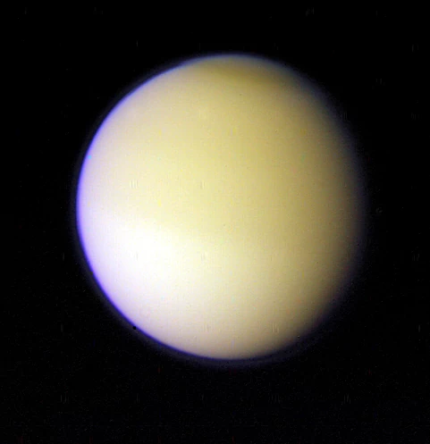 Przypominająca Wenus nieprzejrzysta atmosfera Tytana sfotografowana przez Voyagera 1