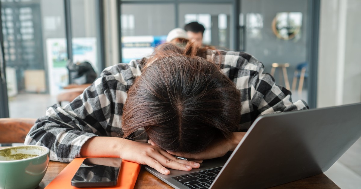 Dlaczego młodzi są bardziej wypaleni? Psycholog o nowym obliczu kryzysu pracy