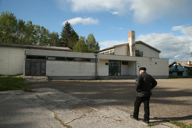 Zatvorena škola u Lušci Palanki