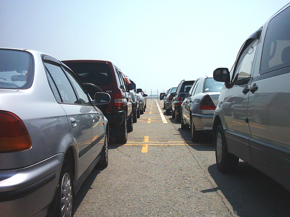 Właściciel parkingu strzeżonego odpowiada nie tylko za kradzież, ale również za rzeczy w zaparkowanym aucie