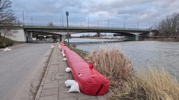 groźba powodzi. ogłoszono alarm, rzeka przybiera