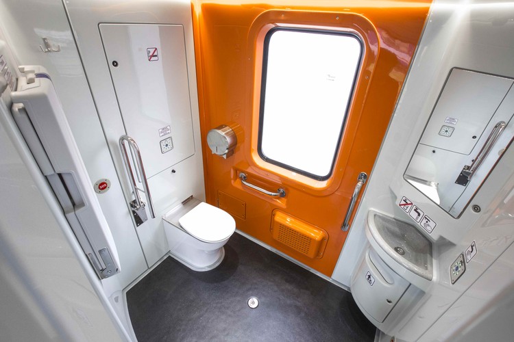 Toaleta jest dostosowana do potrzeb osób na wózku. Pewien dyskomfort może stwarzać znajdująca się ścianka boczna z oknem. Na szczęście, szkło jest matowe. Producent zapewnia, że pasażer w toalecie nie jest widoczny z zewnątrz.