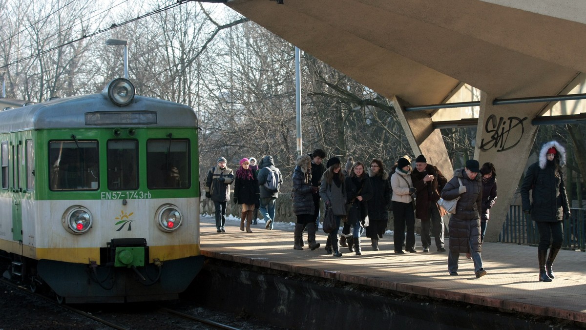 Przekazanie dworców kolejowych samorządom, łączenie najlepiej położonych dworców z centrami handlowymi - to niektóre propozycje PJN, mające na celu poprawę sytuacji na kolei. Ugrupowanie krytykuje propozycję wprowadzenia tzw. opłaty kolejowej, którą nazywa kolejnym podatkiem. Posłowie PJN ironizowali, że "jeśli dalej potrwają rządy PO, to możemy spodziewać się, że zostanie wprowadzony podatek od chodników, od przejść podziemnych, od przystanków tramwajowych".