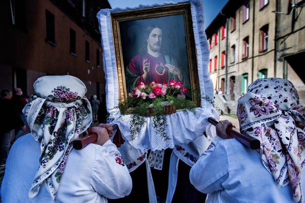 Dekoracja okien na Boże Ciało i flagi: jak przyozdobić dom na zbliżające się święto?