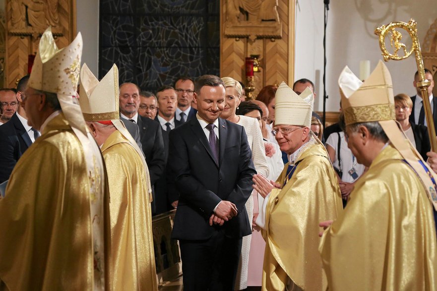 Andrzej Duda i politycy PiS podczas uroczystości 100. rocznicy objawień fatimskich