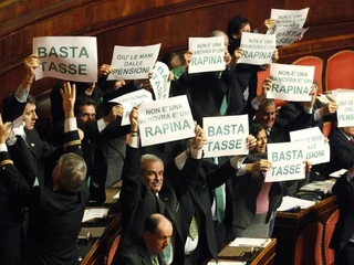 parlament włochy protest