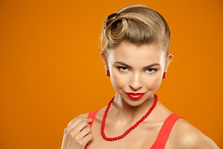 Długie włosy tylko upięte