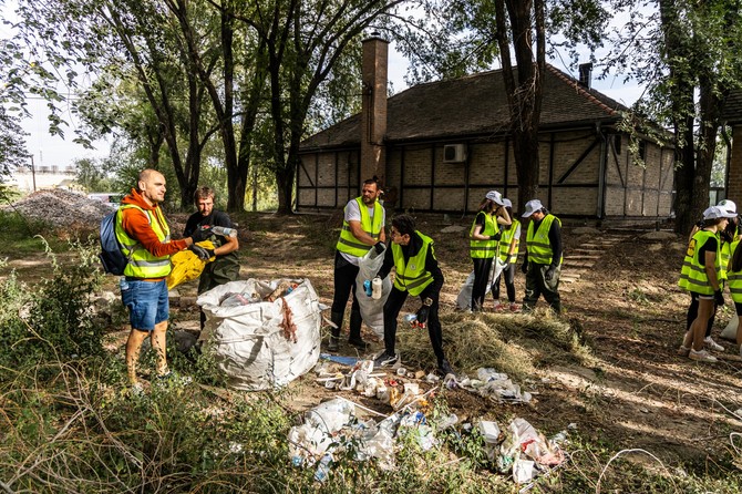 Učenici sa nastavnikom na ekološoj akciji "Čisto iz ljubavi"