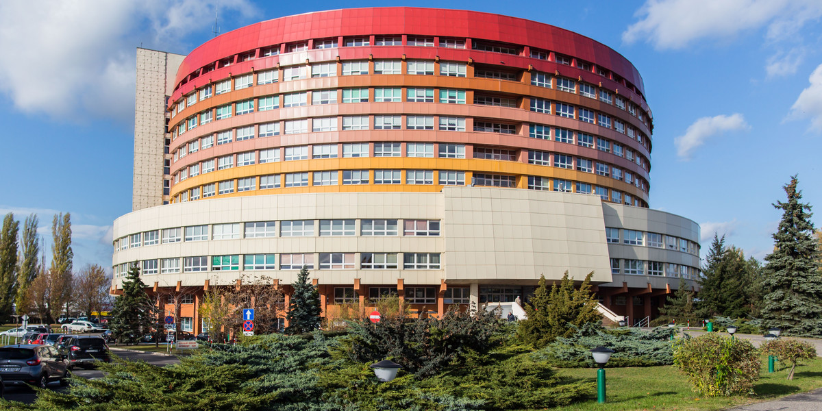 Kobieta oskarżyła szpital w Kaliszu o zaniedbanie jej ojca. Lekarze reagują na kontrowersyjny wpis i zapowiadają podjęcie kroków prawnych.