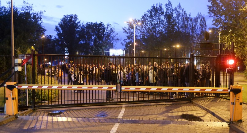 Noc Muzeów w Ministerstwie Spraw Wewnętrznych - chętni do zwiedzenia siedziby MSW czekają na wejście