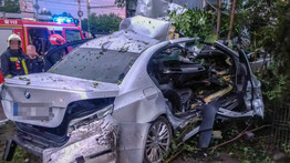 Brutális baleset: oszlopra csavarodott egy autó a Soroksári úton – Sokkoló helyszíni képek