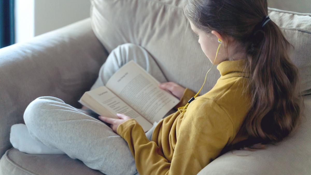 Nastolatki czytają - wynika z raportu Biblioteki Narodowej