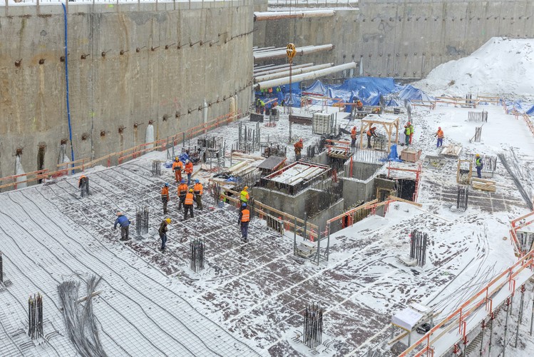 9 500 ton stali zbrojeniowej na potrzeby budowy to waga porównywalna do 50 samolotów Boeing 747. Waga stali konstrukcyjnej – 1 400 ton –  jest zbliżona do wagi 6 pociągów Metropolis warszawskiego metra wypełnionych pasażerami w godzinach szczytu.