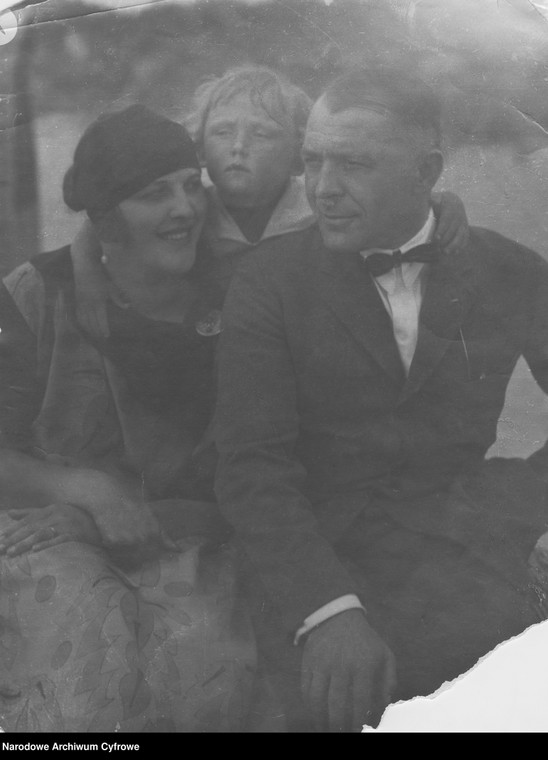 Kazimierz Junosza-Stępowski z żoną Jadwigą i pasierbem (1924)