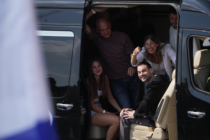 Alon Ohel nakon oslobađanja iz Hamasovog zatočeništva u Gazi u Petah Tikvi 13. oktobra