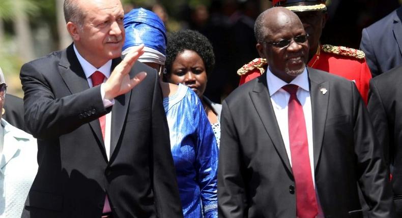 Turkey's President Recep Tayyip Erdogan (L) and Tanzanian counterpart John Pombe Magufuli arrive at State House in Dar es Salaam on January 23, 2017