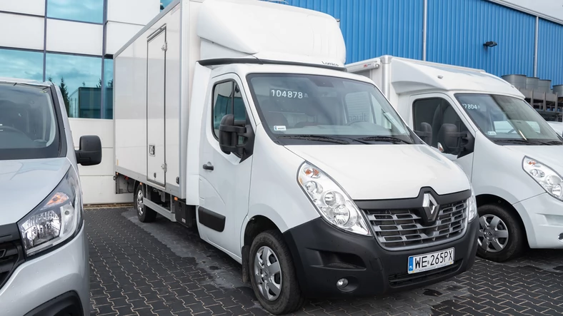 Renault Master dCi L3 Pack Clim, 2017 r., przebieg 8520 km. Samochód dostawczy z niskim przebiegiem może być pożądaną ofertą, a ten Master dodatkowo został dobrze wyposażony: klimatyzacja, system kontroli pasa ruchu, radio i zautomatyzowana skrzynia biegów. Pod maska pracuje 170-konny diesel. CENA 129 000 zł