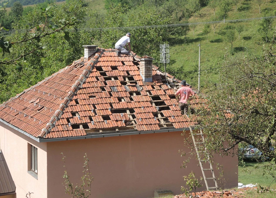 Narod u Drežniku danas je skidao polupani crep sa kuća