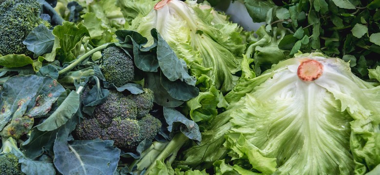 Brukselka i jej druga szansa na zrobienie dobrego pierwszego wrażenia. Przepis na sałatkę z brukselki na ciepło