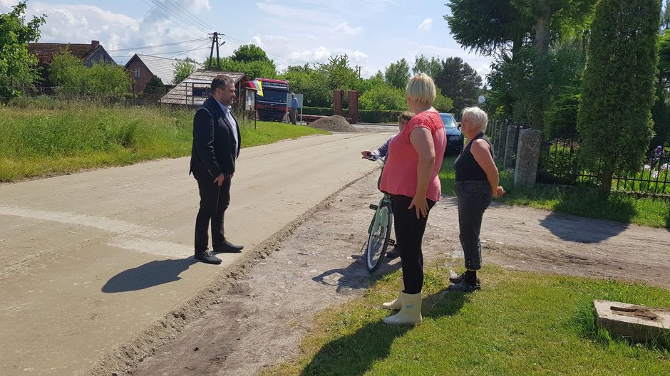 Gmina Malechowo. Wójt rozmawia z mieszkańcami na placu budowy drogi