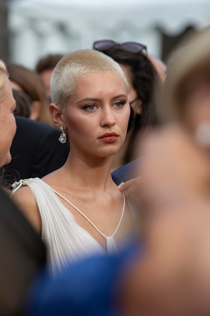 Iris Lou nedavno se ošišala na kratko 
