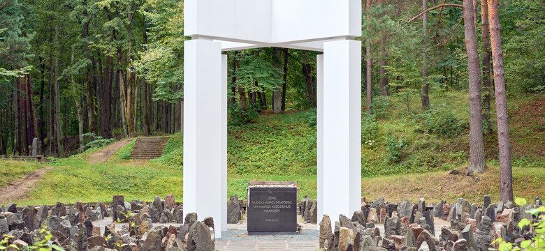 Łotwa wstrząśnięta. W lesie Bikernieki, miejscu tragicznej historii, ktoś znów namalował złowrogie znaki