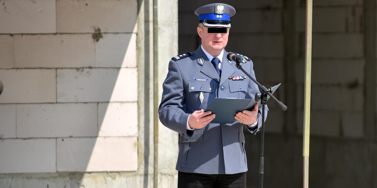 Były komendant policji kompletnie pijany wjechał w drzewo. Usłyszał zarzuty