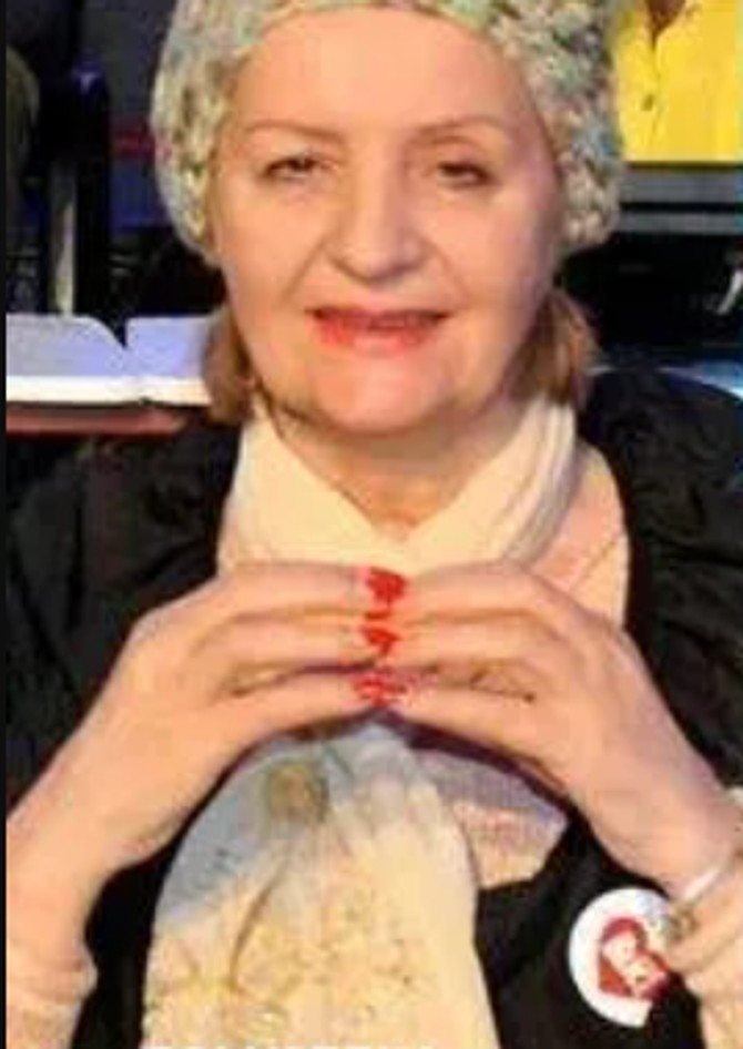 Lepa Lukić pokazuje srce