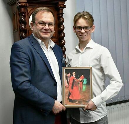 Paweł Ozga, Burmistrz Świebodzic (z lewej) i Michał Drab, świebodziczanin, mistrz Polski w tańcach standardowych