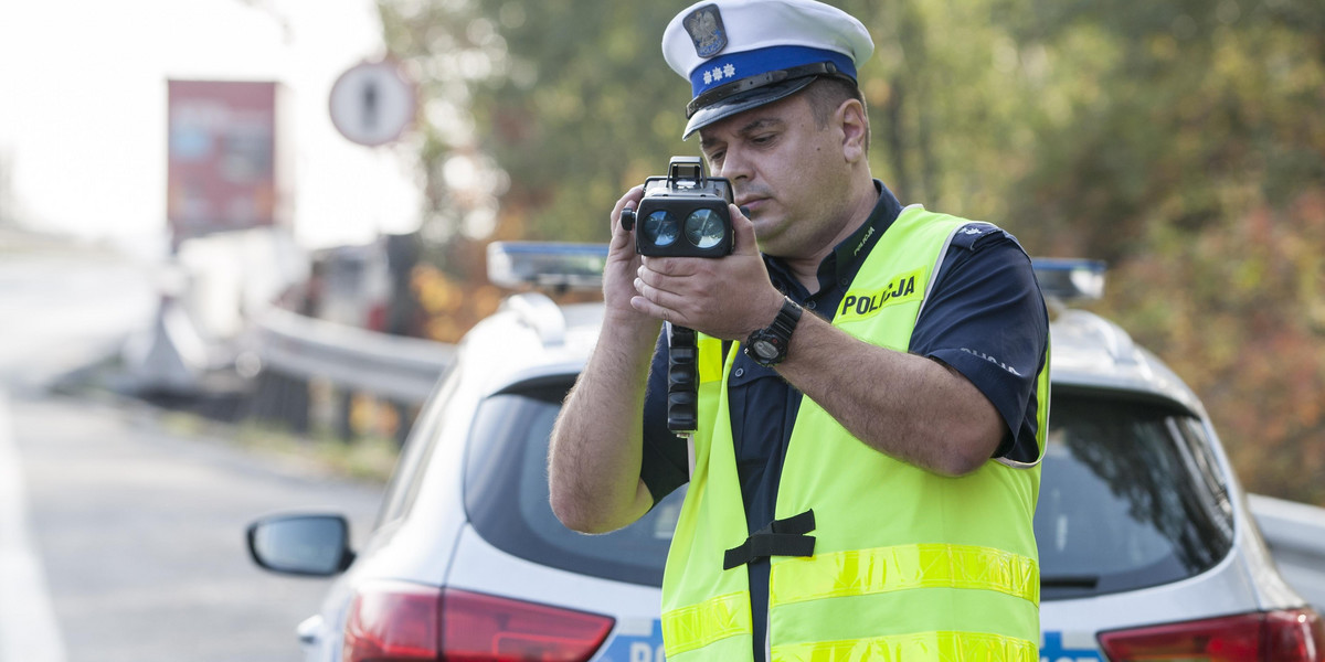 Policjanci testują laserowy radar