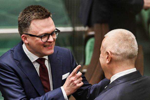 Warszawa, 13.11.2023. Posłowie: Trzeciej Drogi Szymon Hołownia (L) i KO Roman Giertych (P) na sali sejmowej w Warszawie podczas posiedzenia inaugurującego X kadencję izby, 13 bm. (jm) PAP/Radek Pietruszka