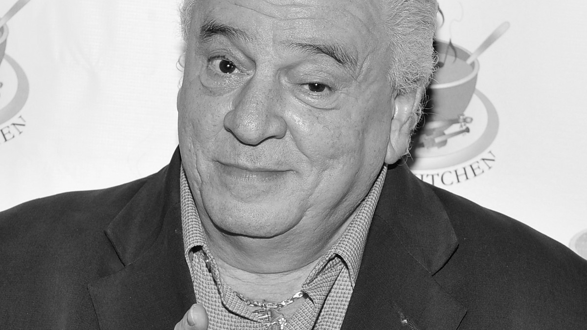 Vinny Vella, aktor znany z serialu "Rodzina Soprano" i filmu "Kasyno" Martina Scorsese, zmarł w wieku 72 lat. Cierpiał na raka wątroby.