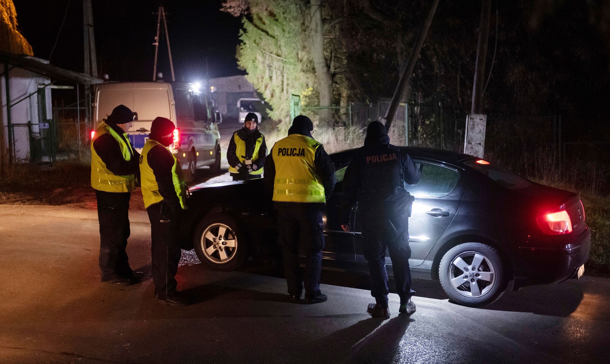 Po dopade rakety sa v poľskej dedine Przewodów zhromaždili policajné jednotky.