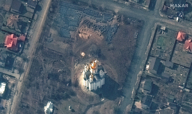 Masowy grób w Buczy - na zdjęciu powyżej budynku kościoła