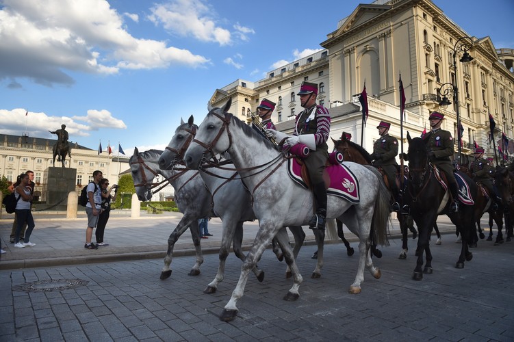 Defilada Kawalerii Polskiej wzbudziła ogromne zainteresowanie mieszkańców Warszawy, którzy przyszli całymi rodzinami podziwiać jeźdźców.  Defilada formacji kawaleryjskich ulicami stolicy. PAP/Radek Pietruszka
