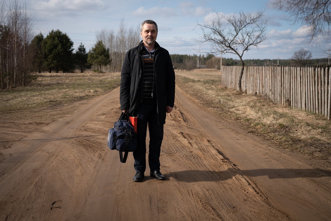 Dr Paweł Grabowski w drodze do pacjenta.