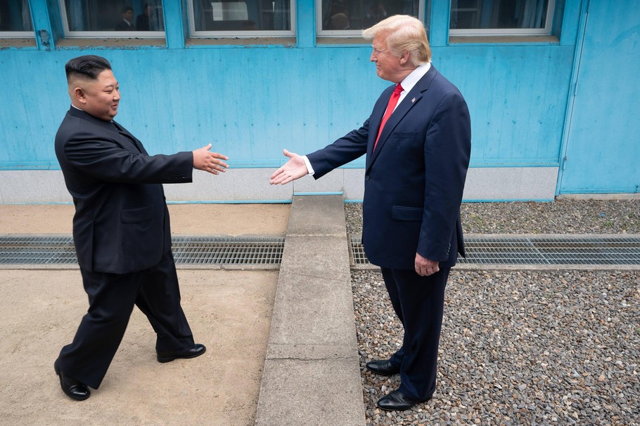 Spotkanie Kim Dzong Una i Donalda Trumpa w koreańskiej strefie zdemilitaryzowanej. 30 czerwca 2019 r.