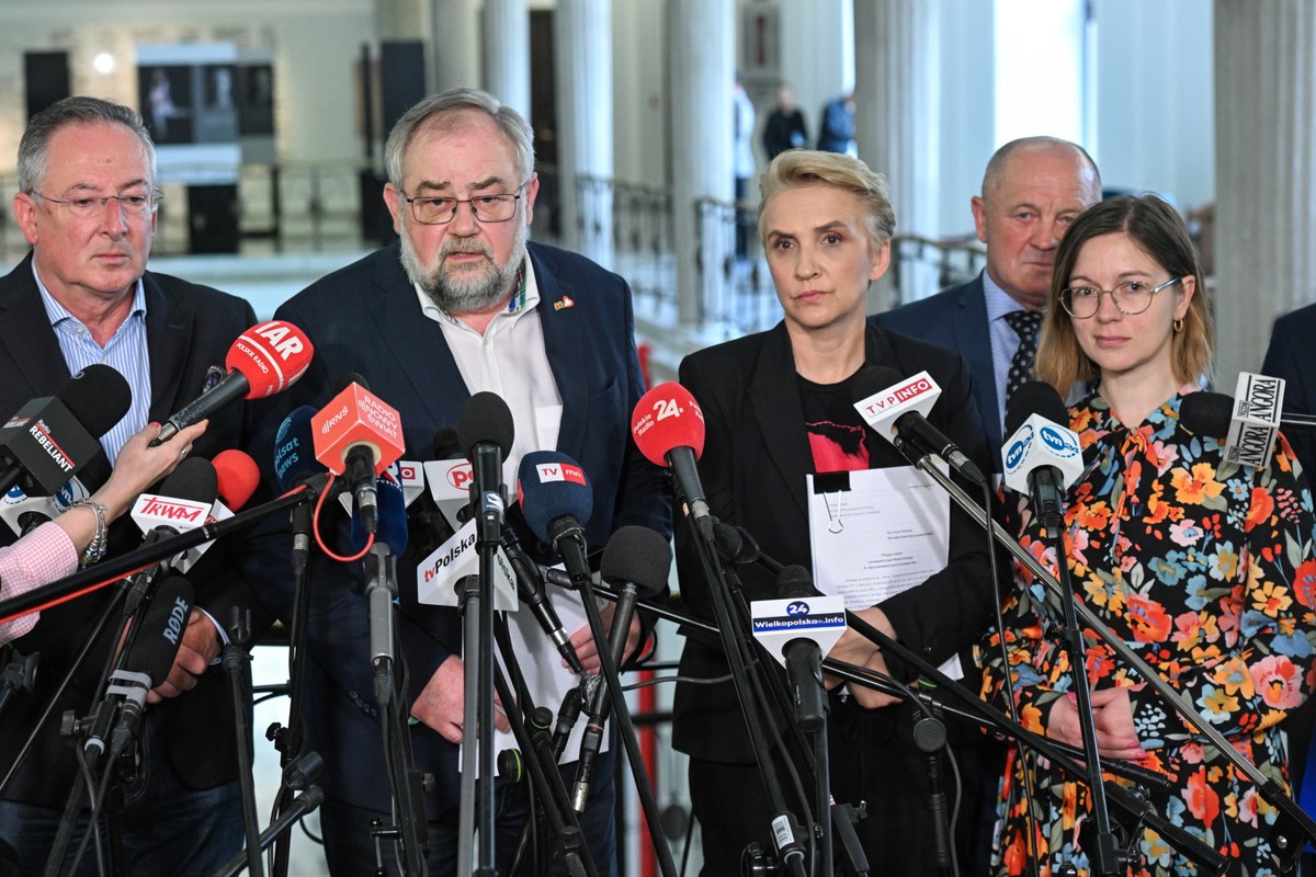 Posłanki Lewicy Paulina Matysiak, Joanna Scheuring-Wielgus, poseł PSL Marek Sawicki i posłowie KO Bartłomiej Sienkiewicz i Piotr Adamowicz podczas konferencji prasowej w Sejmie w Warszawie Posłowie koalicji rządzącej złożyli w Sejmie wstępny wniosek o postawienie szefa KRRiT Macieja Świrskiego przed Trybunał Stanu. Podpisało się pod nim 185 posłów