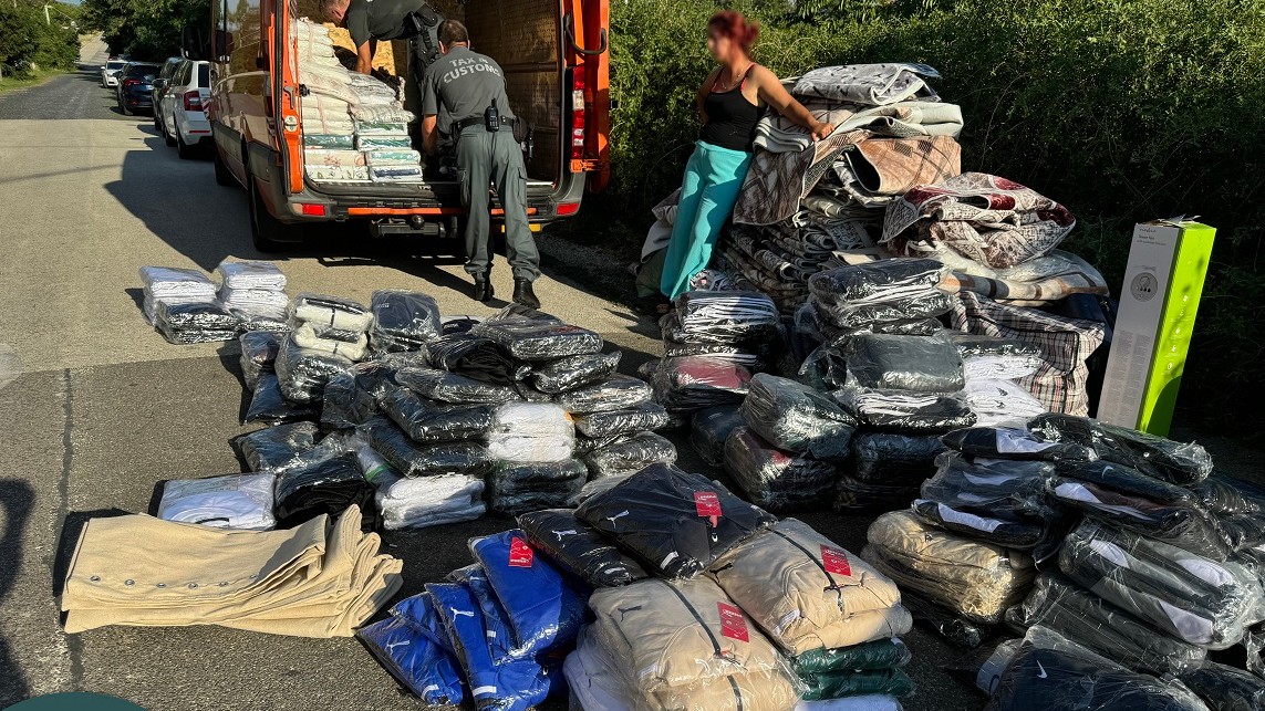 Rafinált trükkel akarták átcsempészni az országon a kamucuccokat egy bolgár furgonban: ezzel bukott le a sofőr és utasai
