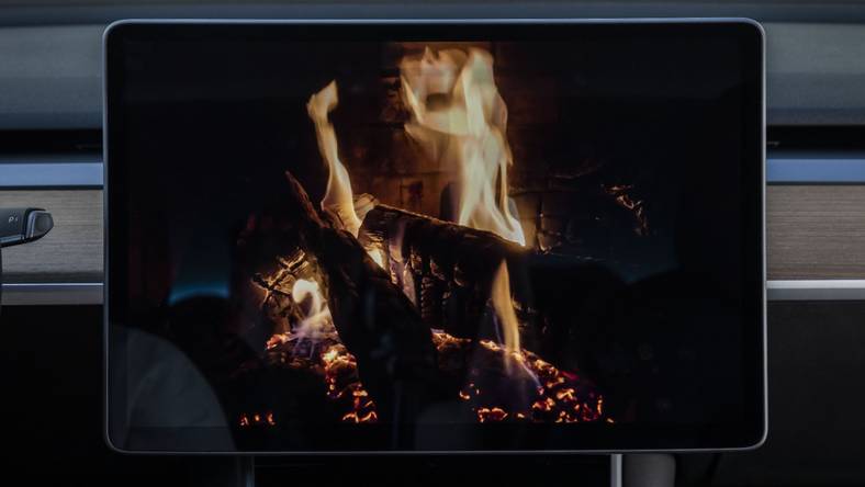 Tesla Model 3 - na ekranie można wyświetlić ogień jak z kominka