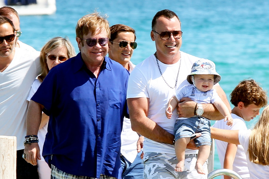 Elton John i David Furnish z dzieckiem na wakacjach w Saint Tropez