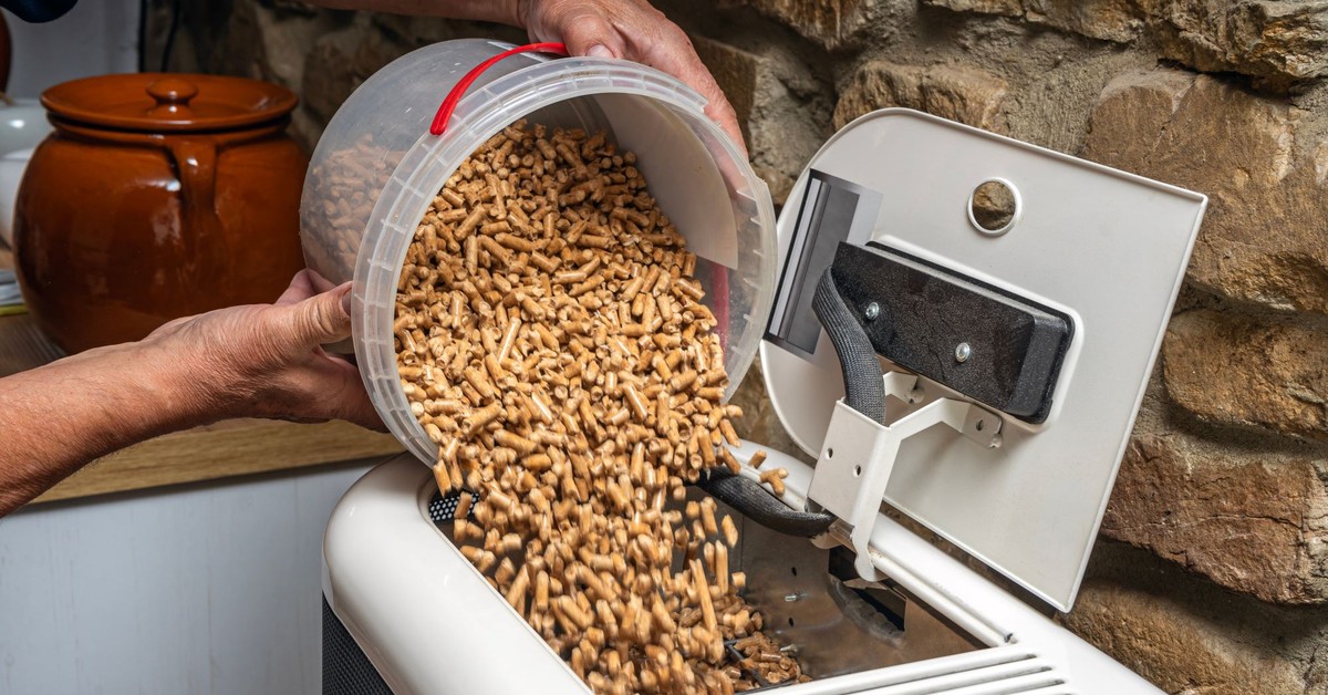 Ile kosztuje piec na pellet w 2025 roku? Ile kosztuje piec na pellet z montażem?