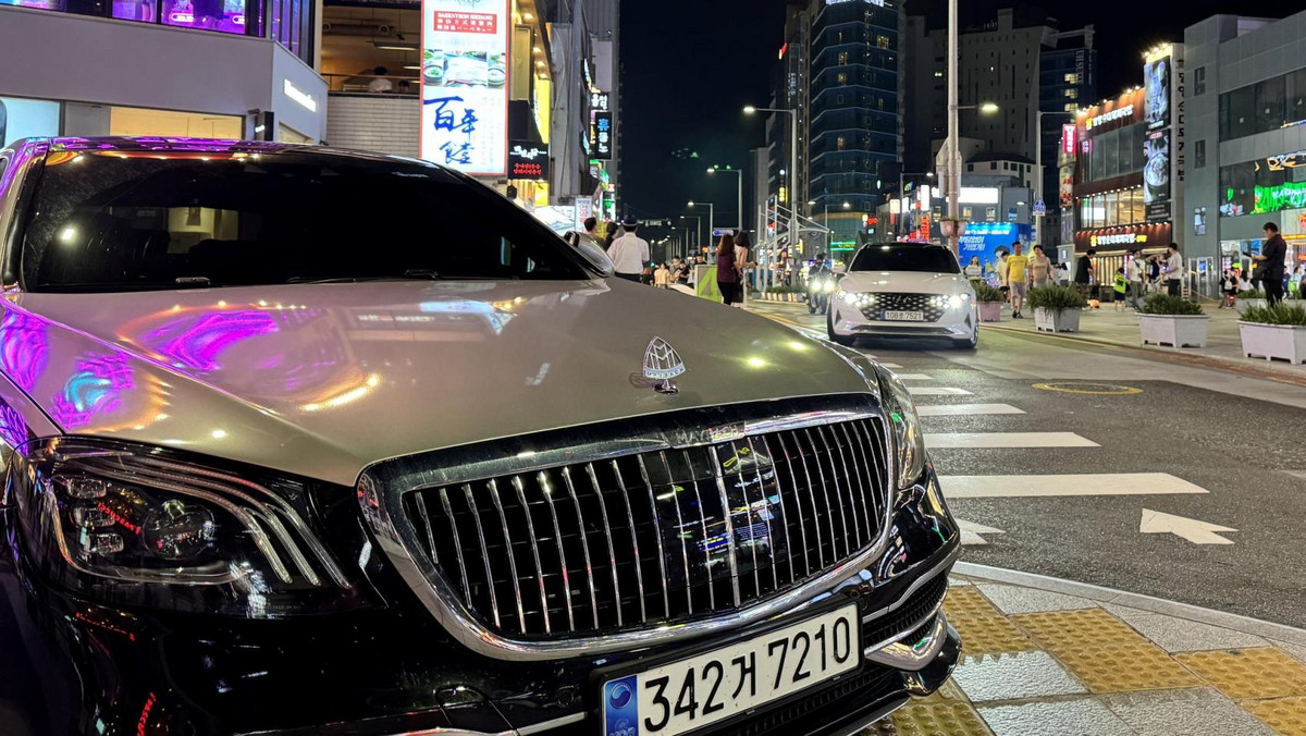 Maybach jest bezczelnie zaparkowany na chodniku. Nadjeżdża radiowóz...