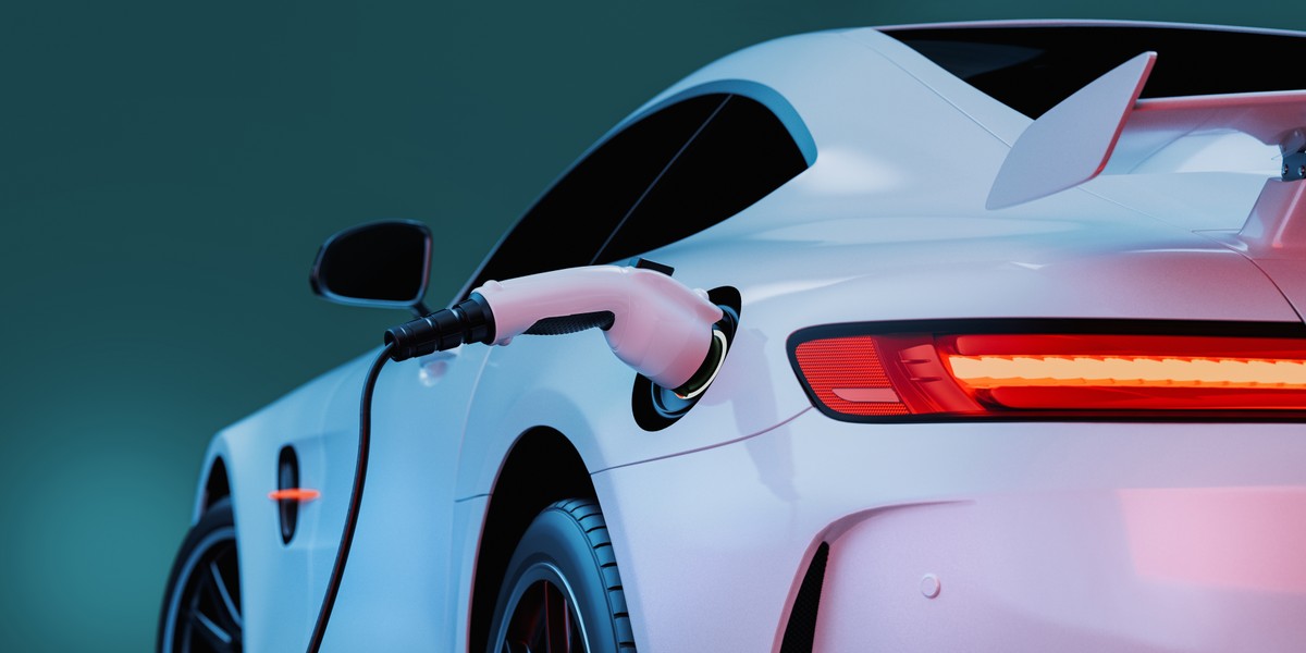 Dopłaty na samochód elektryczny zostały uwzględnione w programie „NaszEauto”. Maksymalna kwota wsparcia wynosi nawet 40 tys. zł.