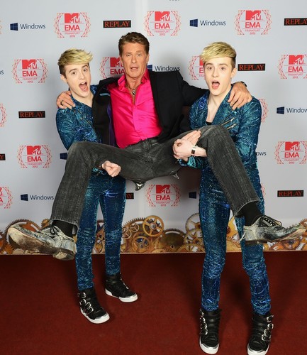 David Hasselhoff i panowie Jedward na czerwonym dywanie MTV Europe Music Awards (EMA) 2012