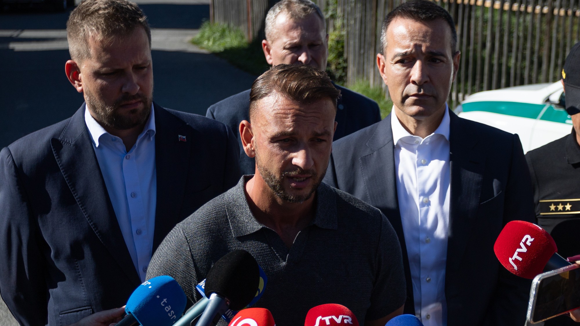 Zľava minister zdravotníctva Kamil Šaško, minister vnútra Matúš Šutaj Eštok a minister školstva, výskumu, vývoja a mládeže SR Tomáš Drucker. 