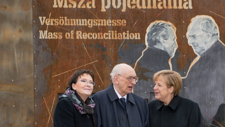 "Musimy reagować na próby fałszowania historii" - mówiła w Krzyżowej premier Ewa Kopacz...