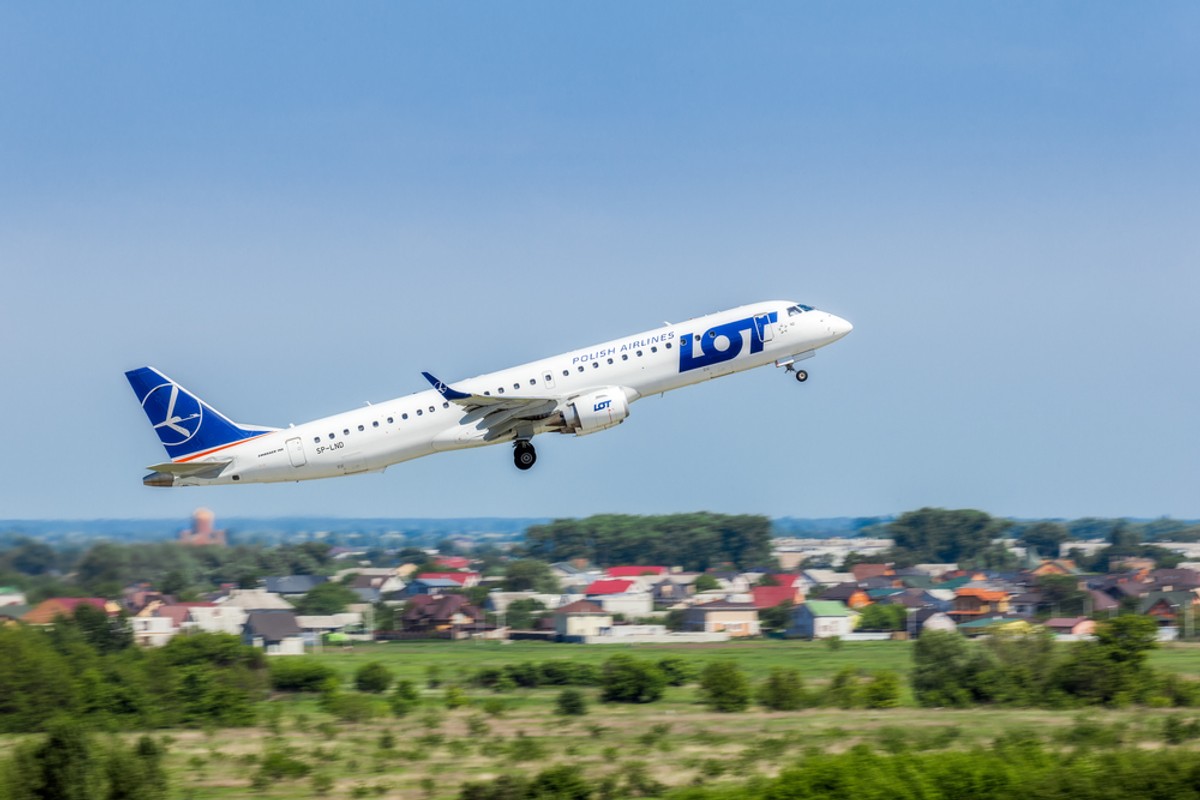 LOT posiadał dotychczas sześć sztuk E195 w innej konfiguracji ze 112 fotelami dla pasażerów. Samoloty te obsługują trasy europejskie w siatce LOT-u, np. z Warszawy do Amsterdamu, Dusseldorfu, Frankfurtu i Monachium.