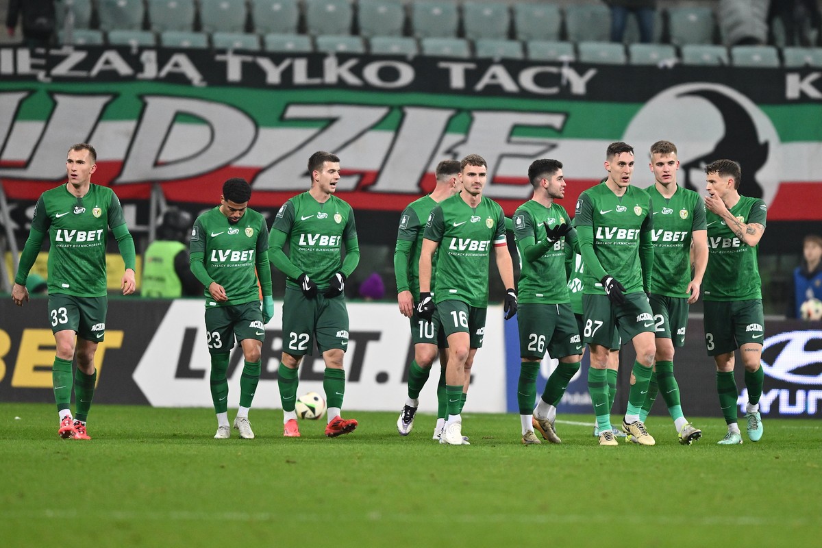 Radość zawodników Śląska Wrocław po samobójczej bramce Radomiaka Radom w zaległym meczu 3. kolejki piłkarskiej Ekstraklasy