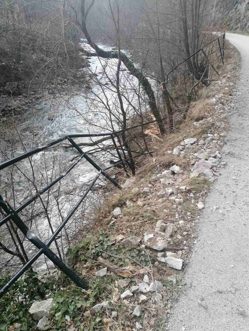 Odron u kanjonu Đetinje polomio zaštitnu ogradu između šetališta i reke
